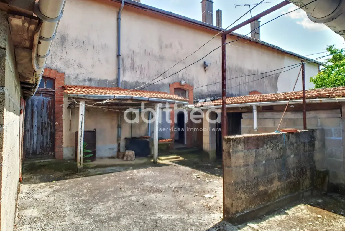 Maison d'habitation à rénover à Roumazières-Loubert 