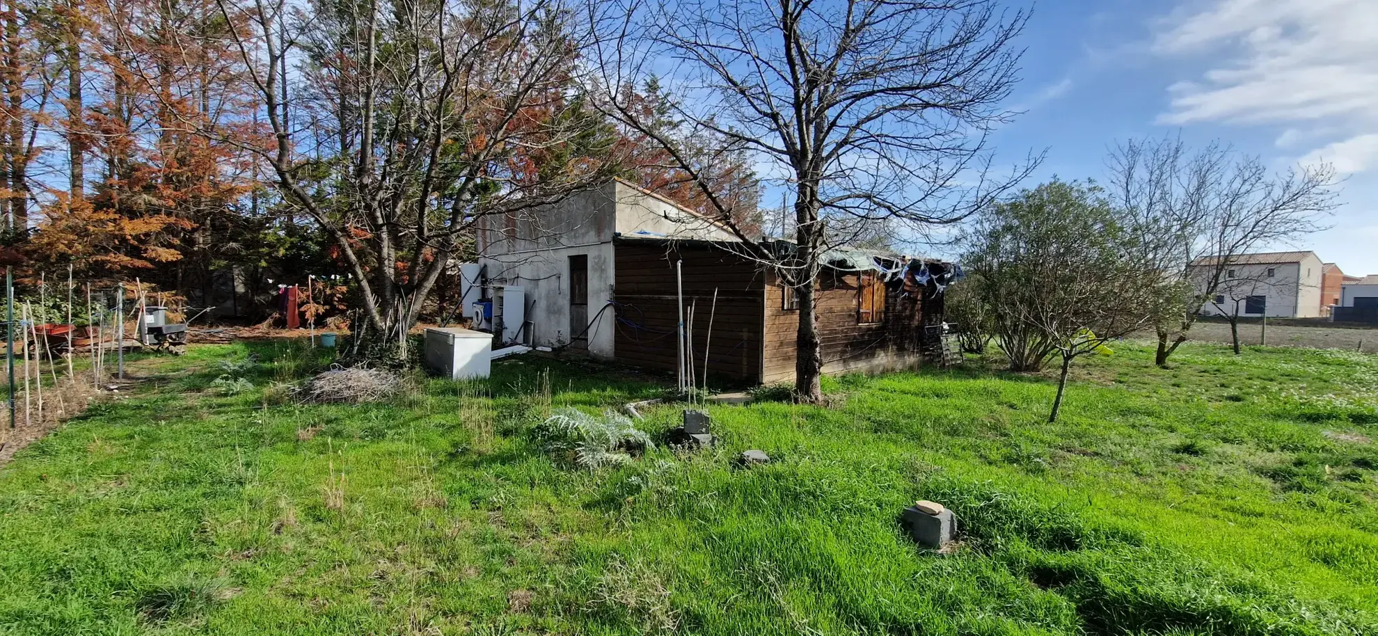 Terrain de loisir à vendre à Vias avec maisonnette 