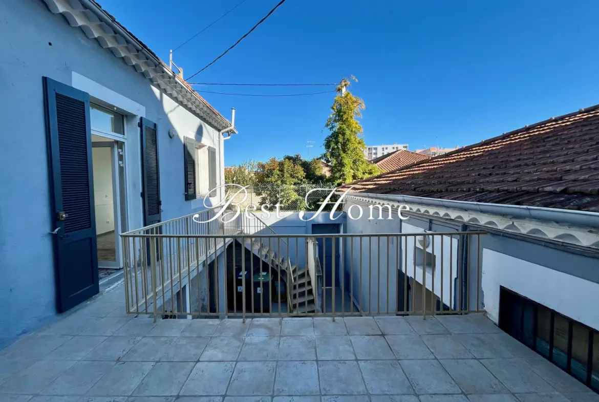 Immeuble à Nîmes avec 2 appartements, garage et murs commerciaux 