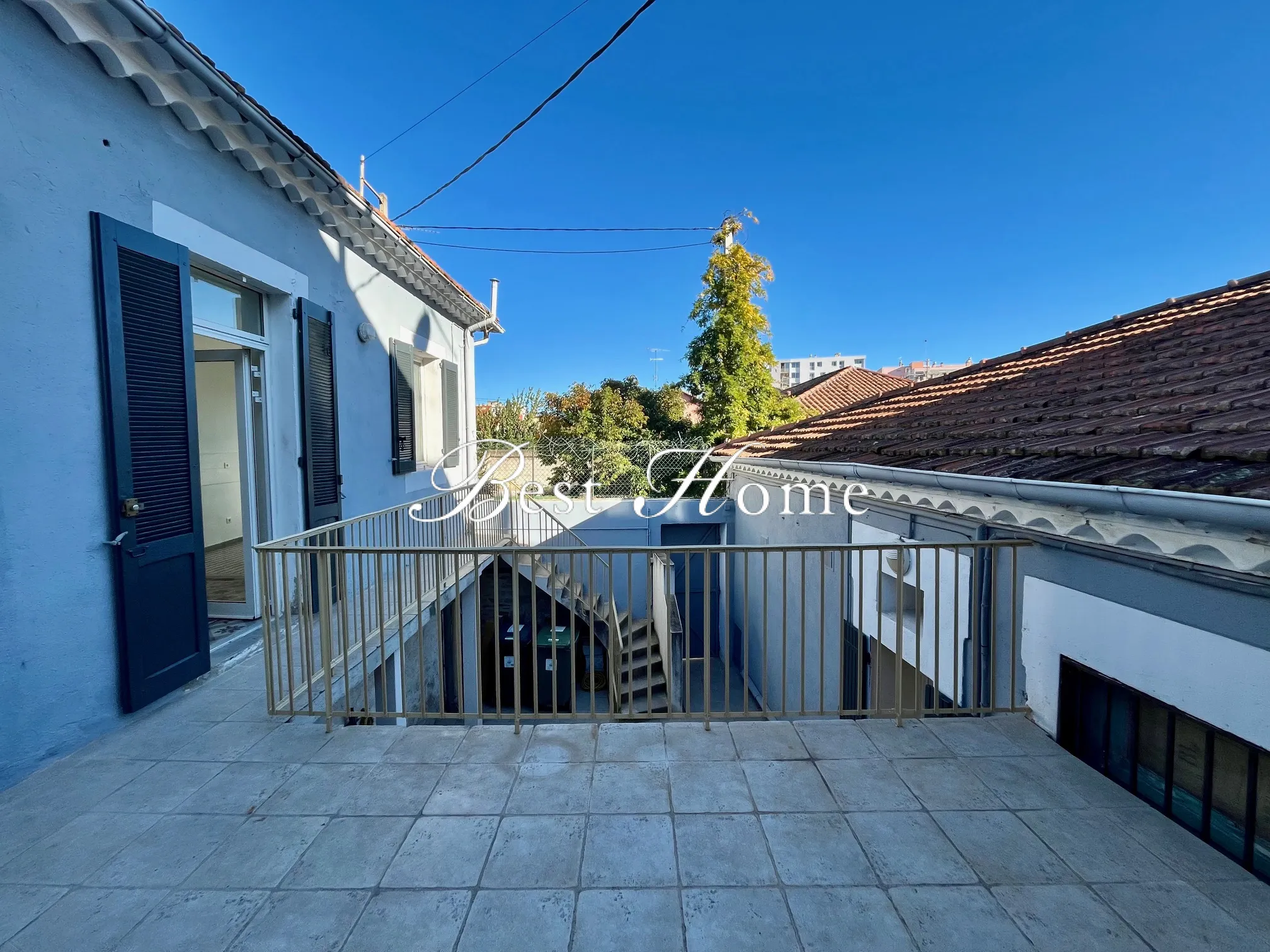 Immeuble à Nîmes avec 2 appartements, garage et murs commerciaux 