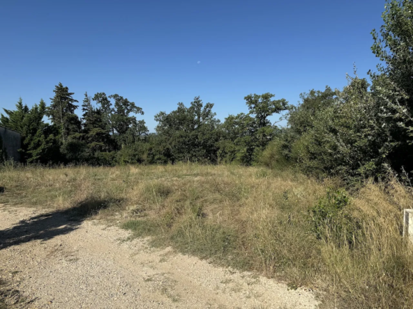 Terrain constructible de 900 m² à vendre à Cairanne