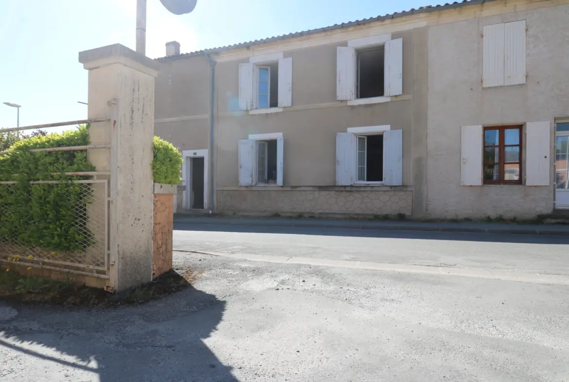 Maison de pays à rénover à Loulay 