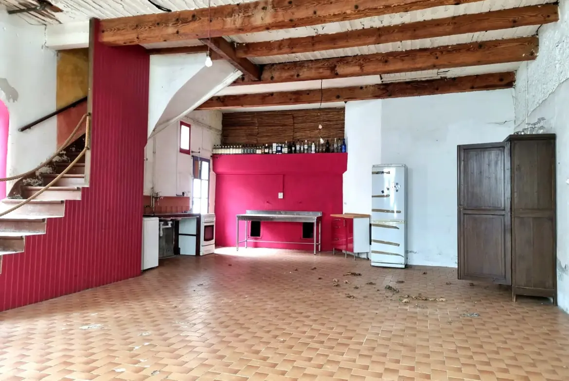 Grande maison avec cour et grenier aménageable à vendre à St Marcel sur Aude 