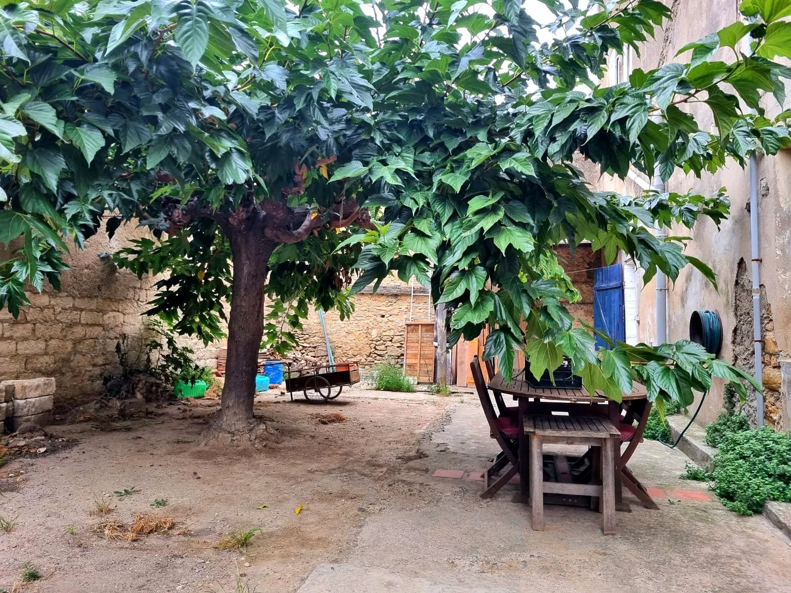 Grande maison avec cour et grenier aménageable à vendre à St Marcel sur Aude 