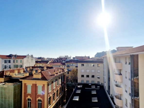 À vendre : Appartement F2 avec terrasse à Nice, Le Port