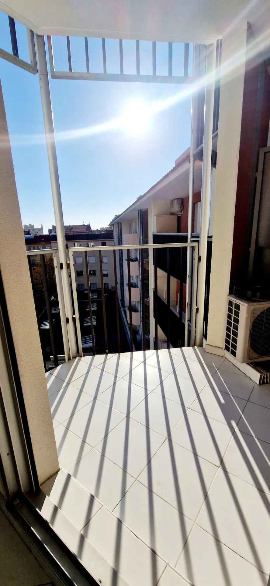 À vendre : Appartement F2 avec terrasse à Nice, Le Port 