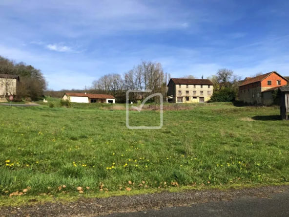 Terrain Constructible à Vendre à Saint-Aubin-de-Nabirat