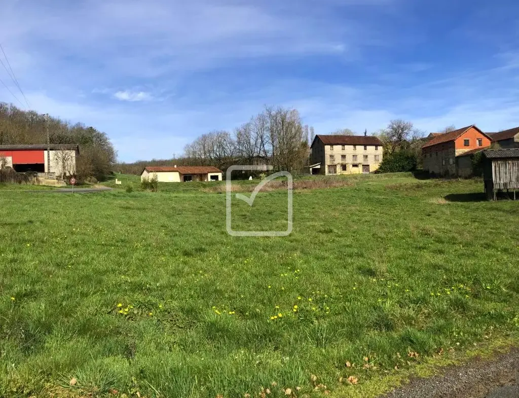 Terrain Constructible à Vendre à Saint-Aubin-de-Nabirat 