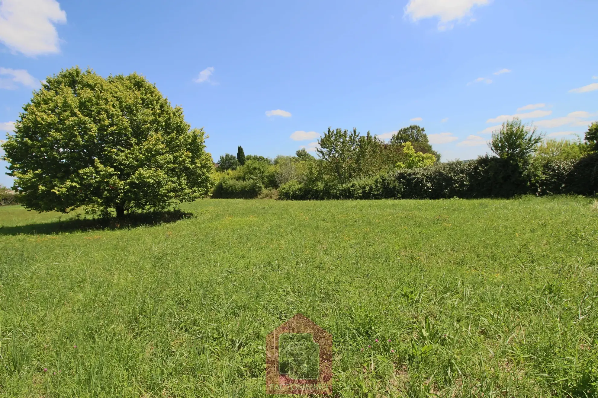 Terrain constructible de 3400 m2 à Puy l'Evêque 