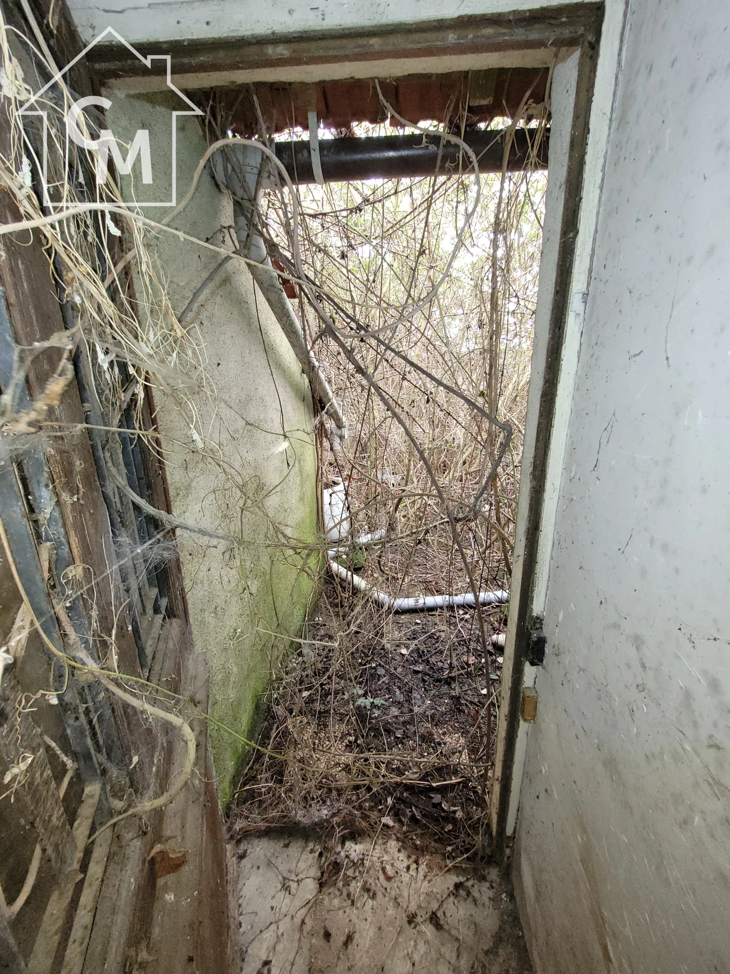 Maison de ville à rénover à Pougny avec jardinet 