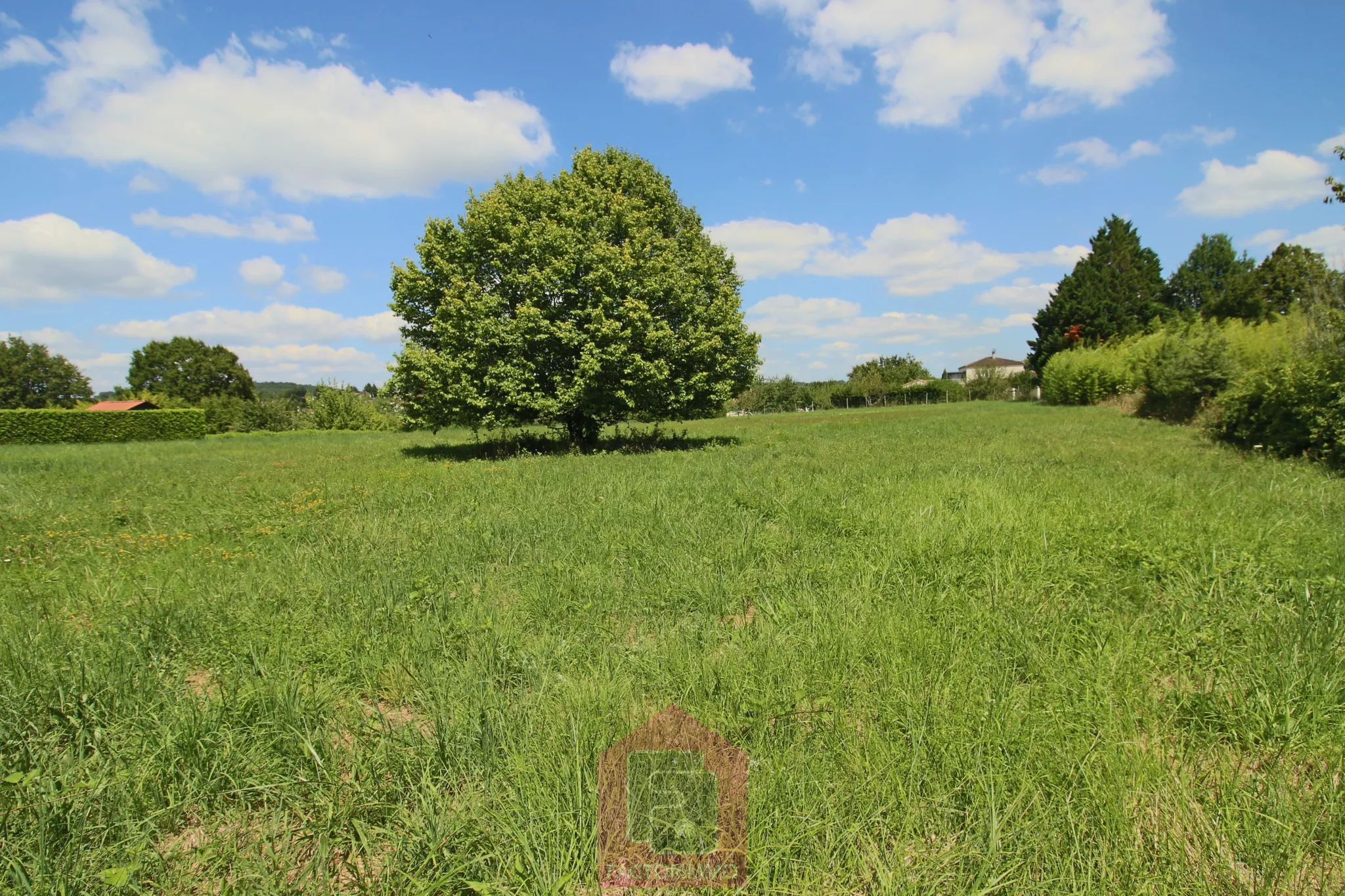 Terrain constructible de 3400 m2 à Puy l'Evêque 