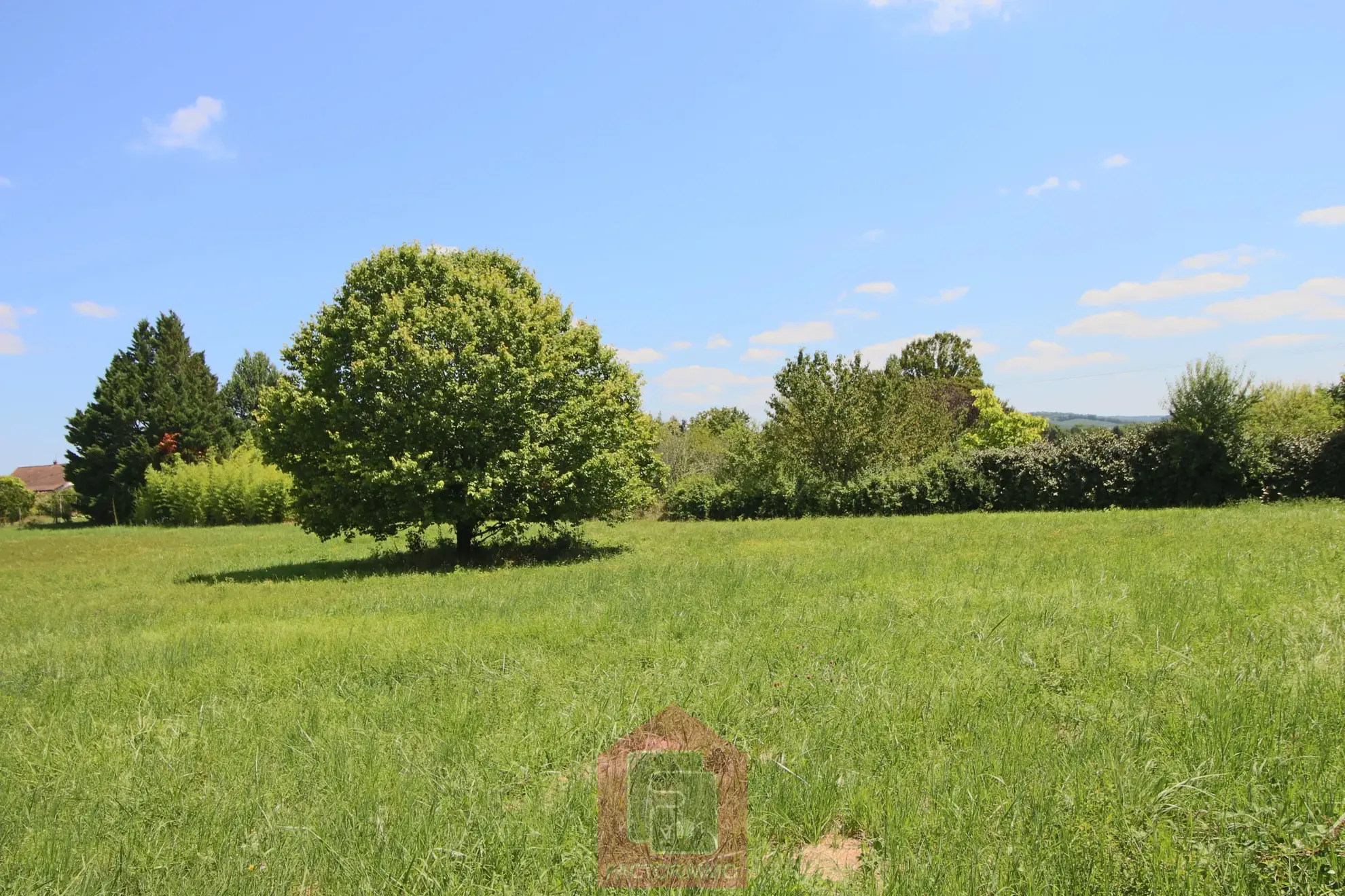 Terrain constructible de 3400 m2 à Puy l'Evêque 