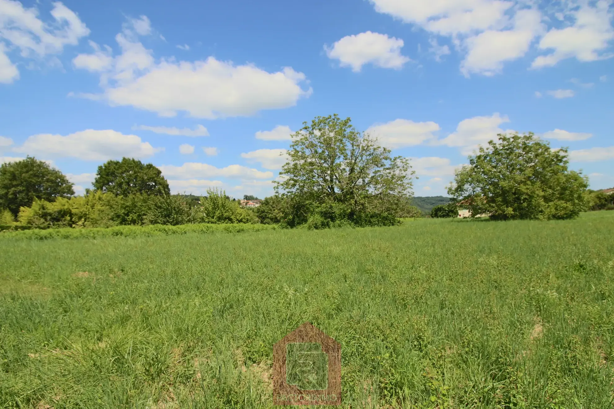 Terrain constructible de 3400 m2 à Puy l'Evêque 