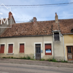 Maison de ville à rénover à Pougny avec jardinet