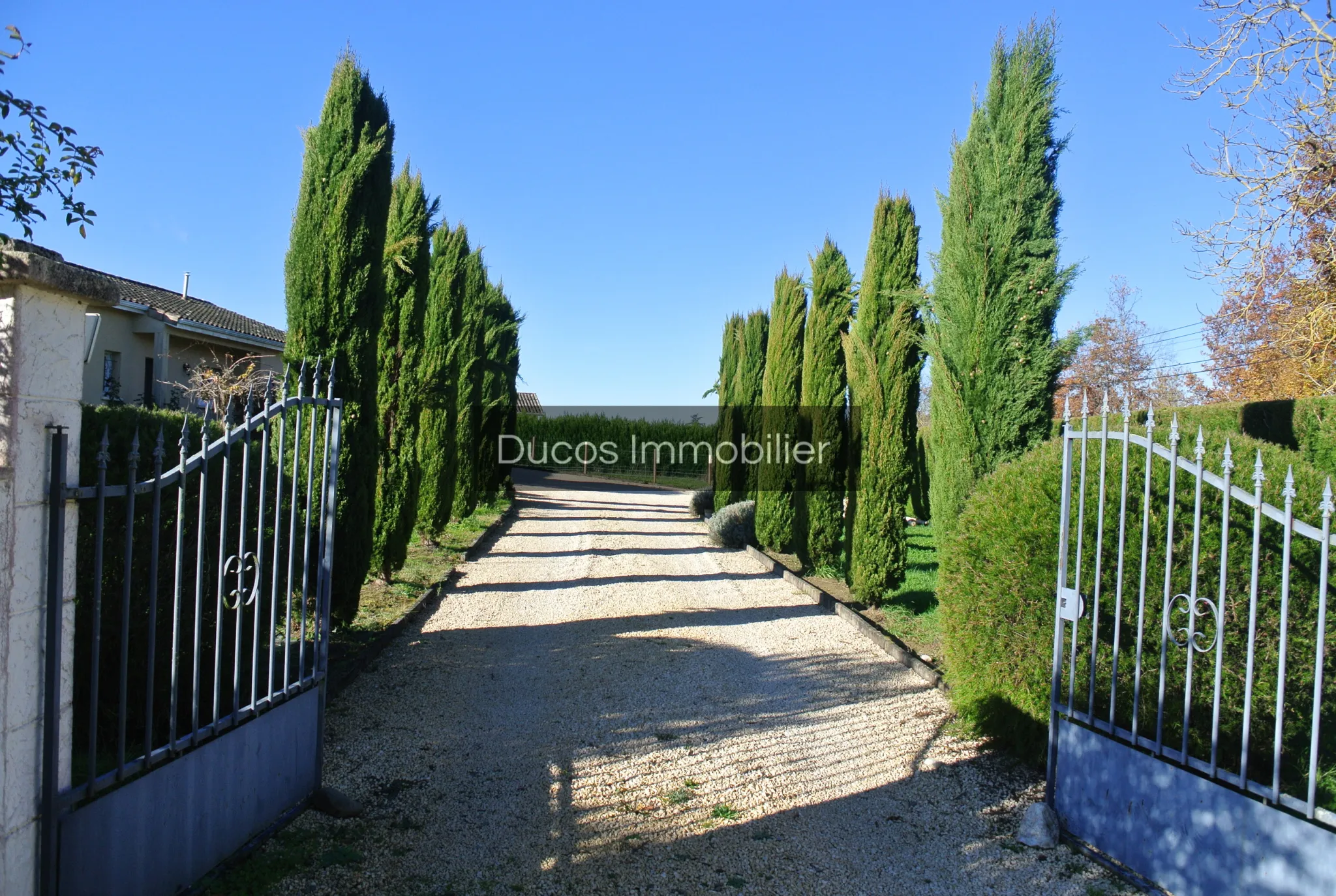 Maison de plain-pied proche de Duras avec jardin arboré 