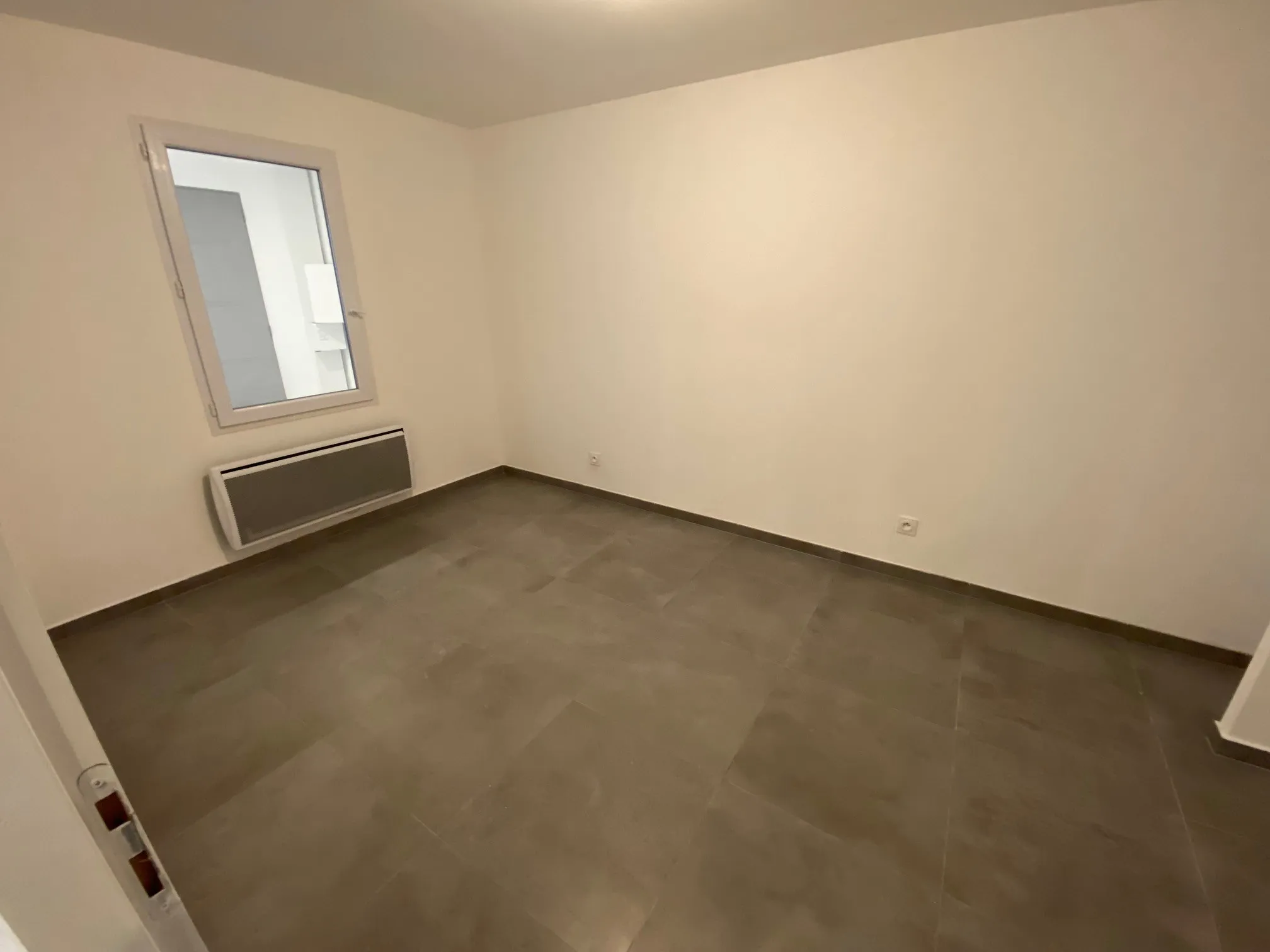 Appartement T2 rénové de 44 m² à Nîmes centre 