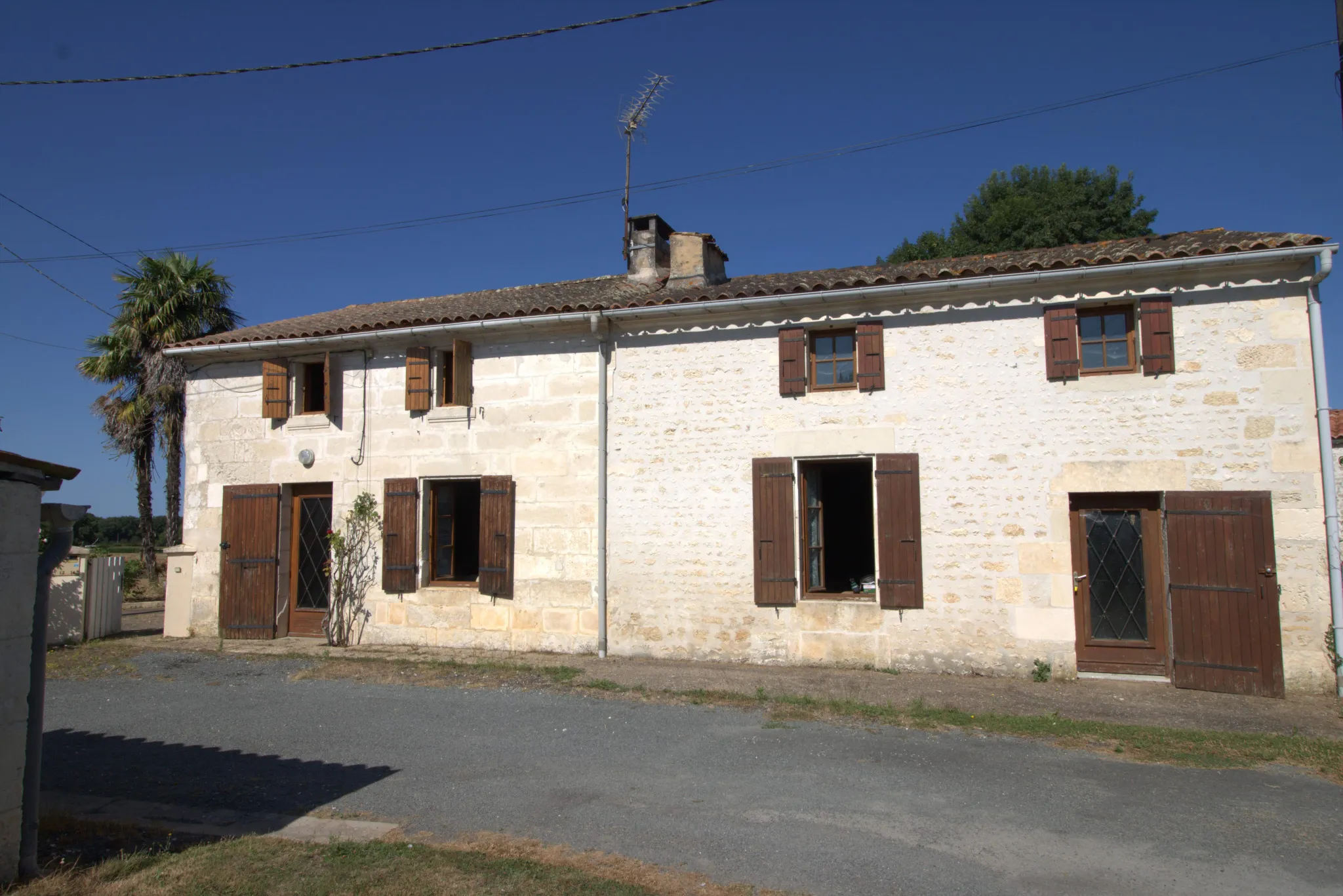 Ensemble immobilier avec 3 maisons et jardin à Nieul les Stes 