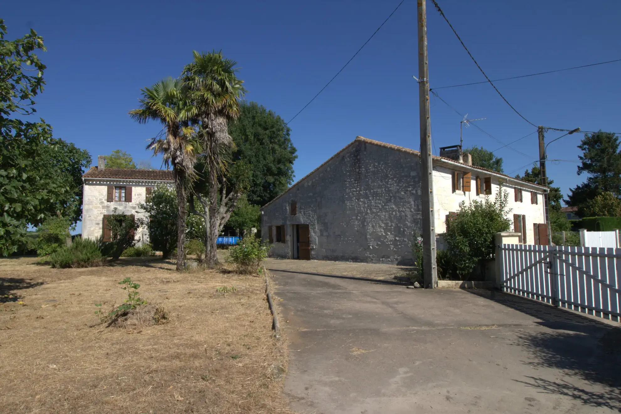 Ensemble immobilier avec 3 maisons et jardin à Nieul les Stes 