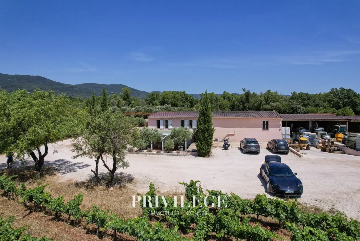 Vente d'un Vignoble Renommé en Provence avec Plus de 100 Hectares 