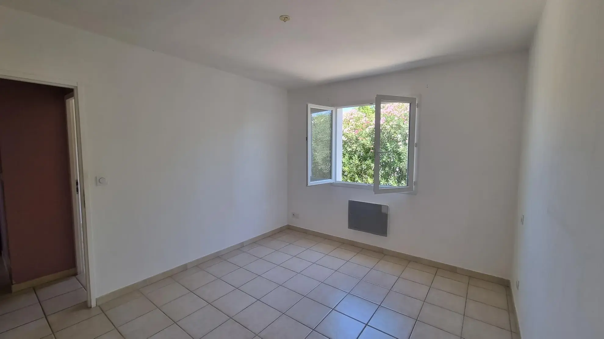 Immeuble avec Local commercial et Appartement T4 à Lezignan Corbieres 