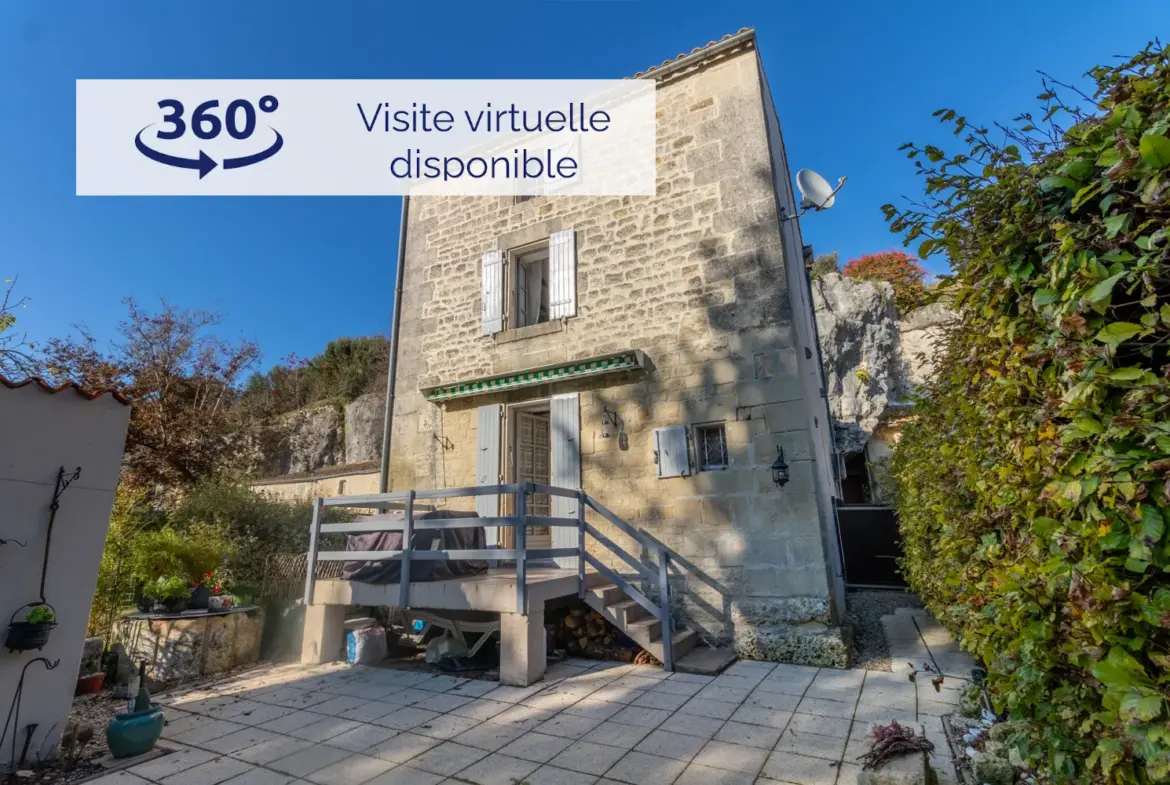 Maison ancienne 2-3 chambres avec cour et grotte à Saint-Savinien 