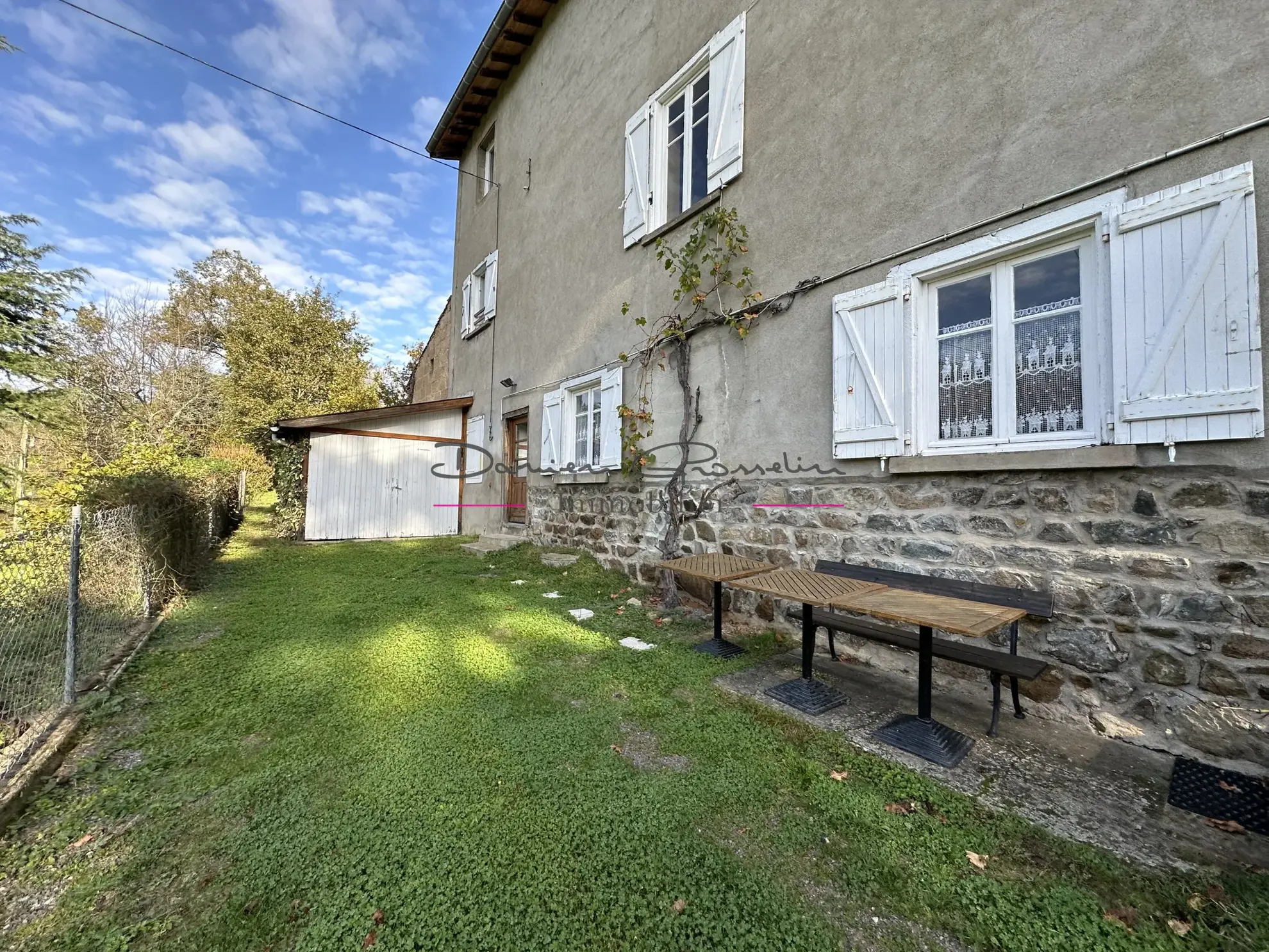 Maison d'Habitation avec Terrain Attenant et Dépendances à Saint Symphorien de Lay 