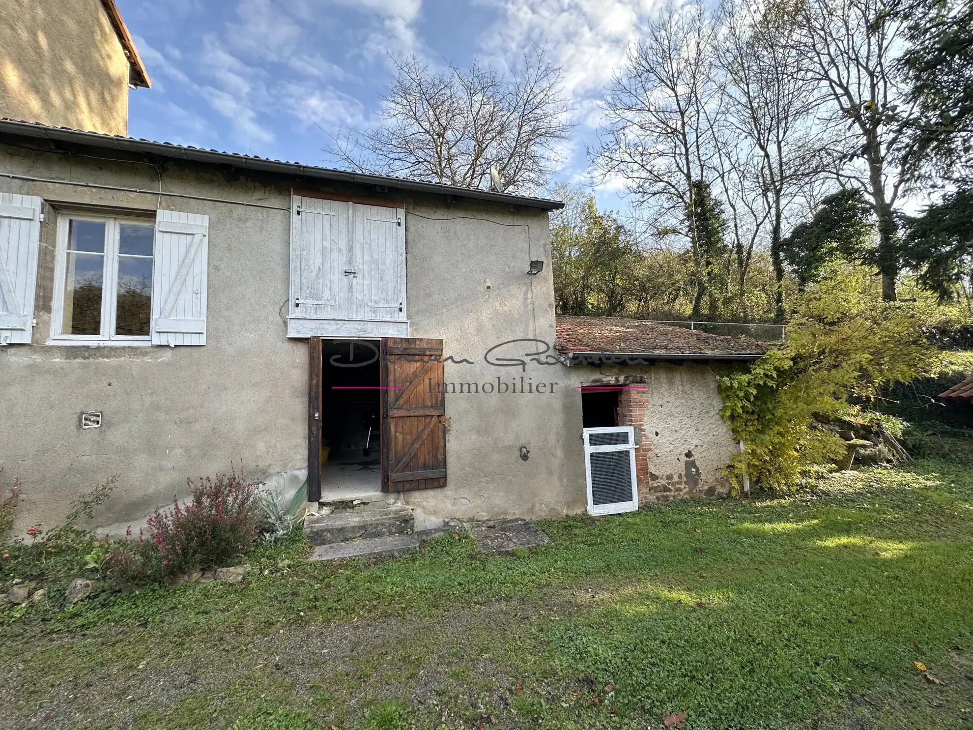 Maison d'Habitation avec Terrain Attenant et Dépendances à Saint Symphorien de Lay 