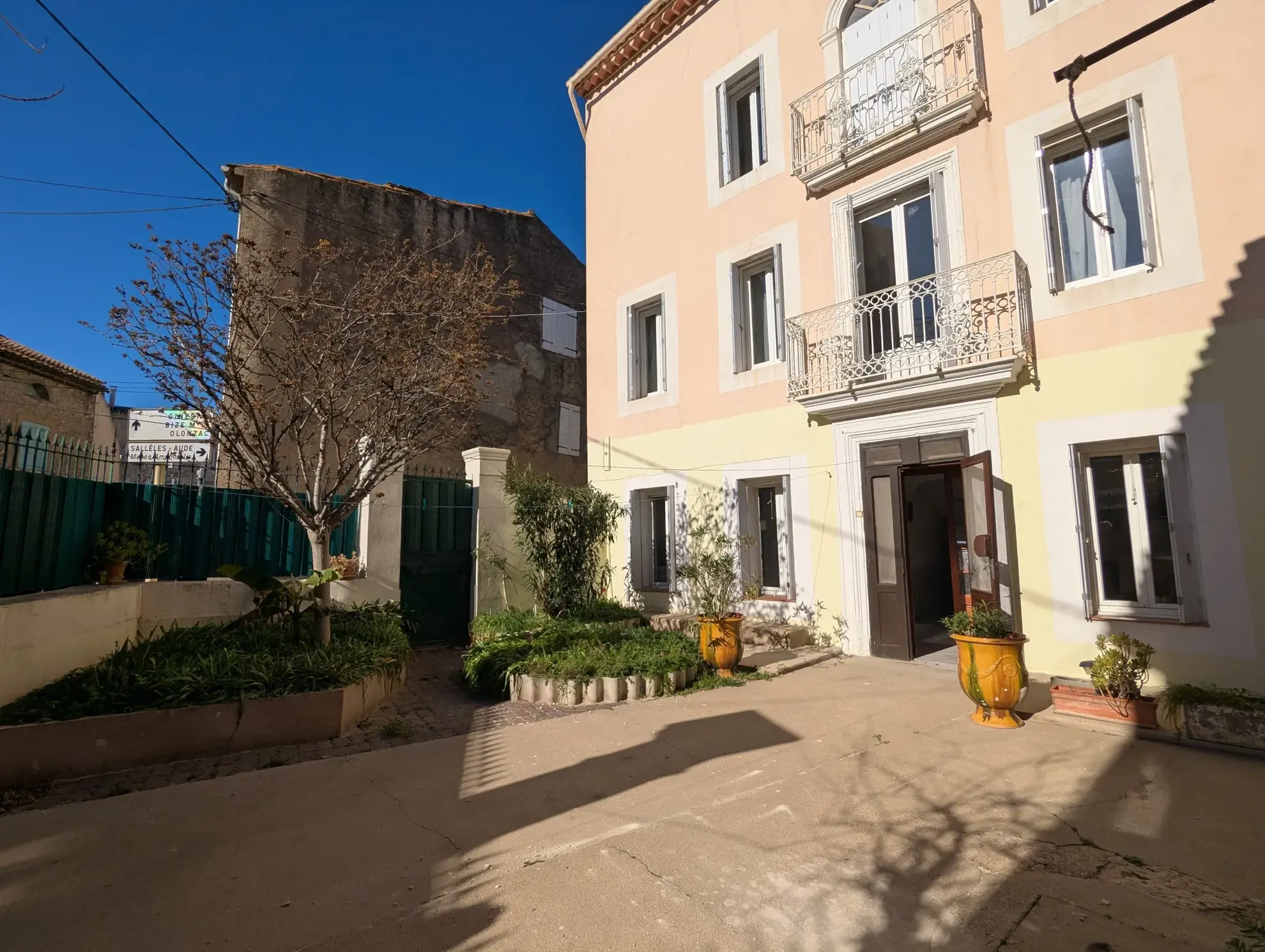 Maison de maître avec remise et atelier à St Marcel sur Aude 