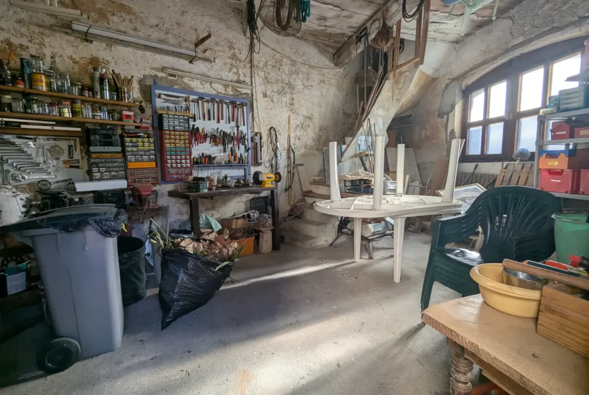 Maison de maître avec remise et atelier à St Marcel sur Aude 