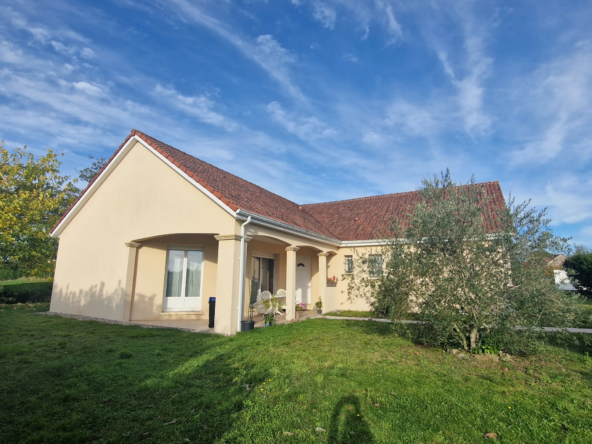 Maison Plain Pied avec Terrasse et Jardin à Lubersac