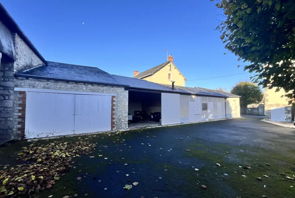 Maison de campagne à vendre à Greneville-en-Beauce avec dépendances et court de tennis 