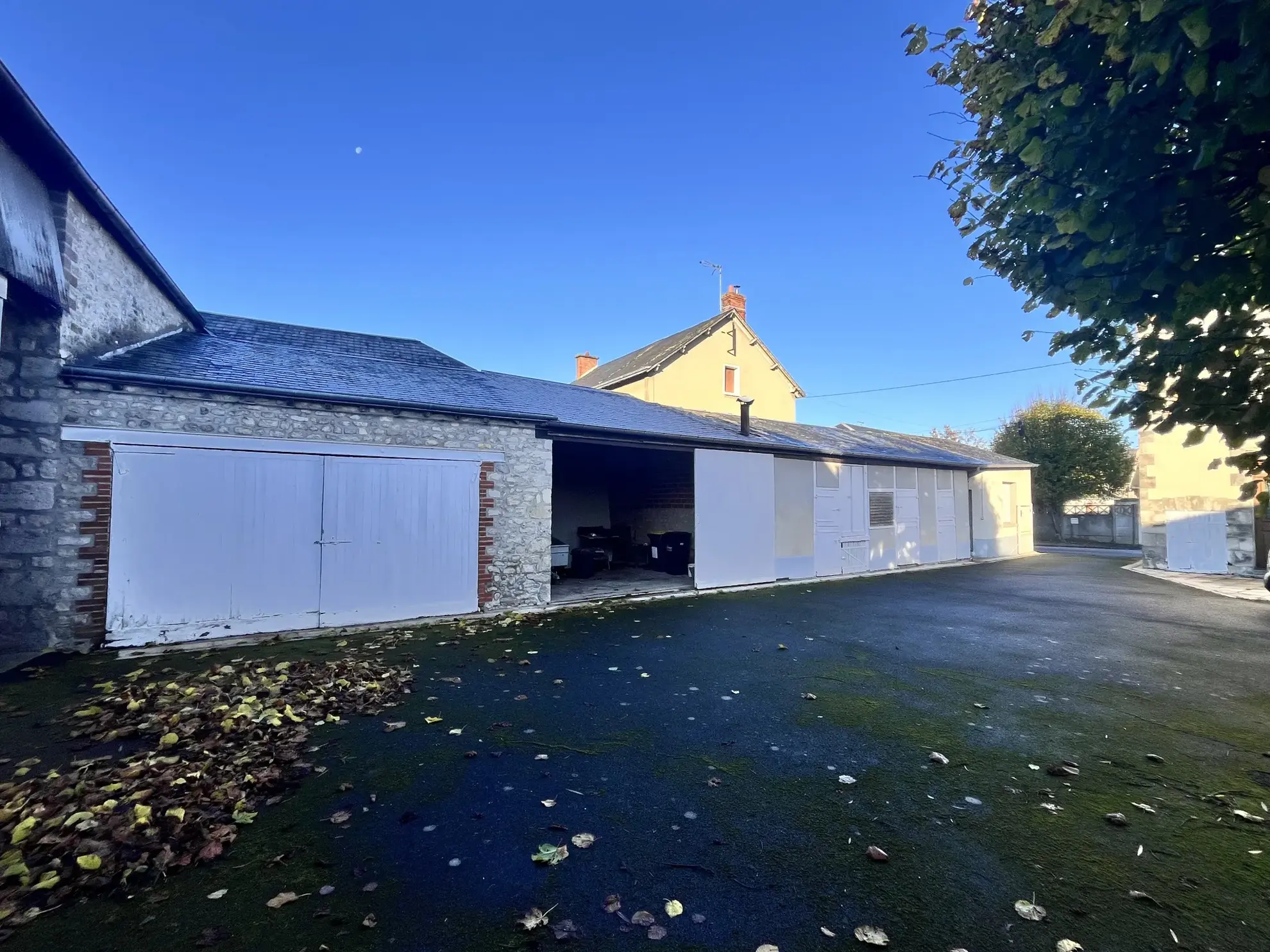 Maison de campagne à vendre à Greneville-en-Beauce avec dépendances et court de tennis 