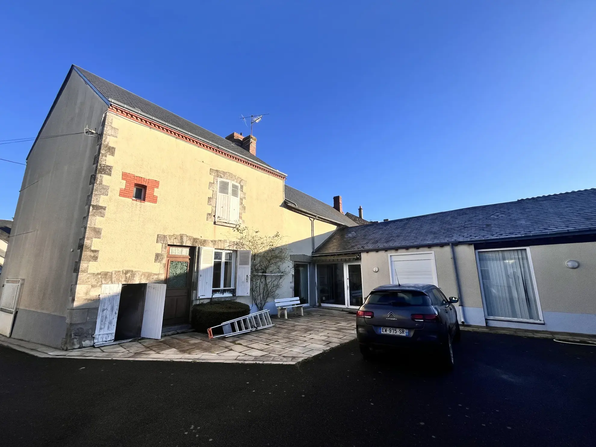 Maison de campagne à vendre à Greneville-en-Beauce avec dépendances et court de tennis 