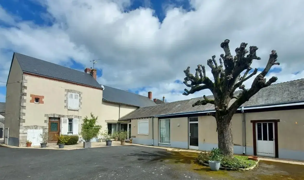 Maison de campagne à vendre à Greneville-en-Beauce avec dépendances et court de tennis 