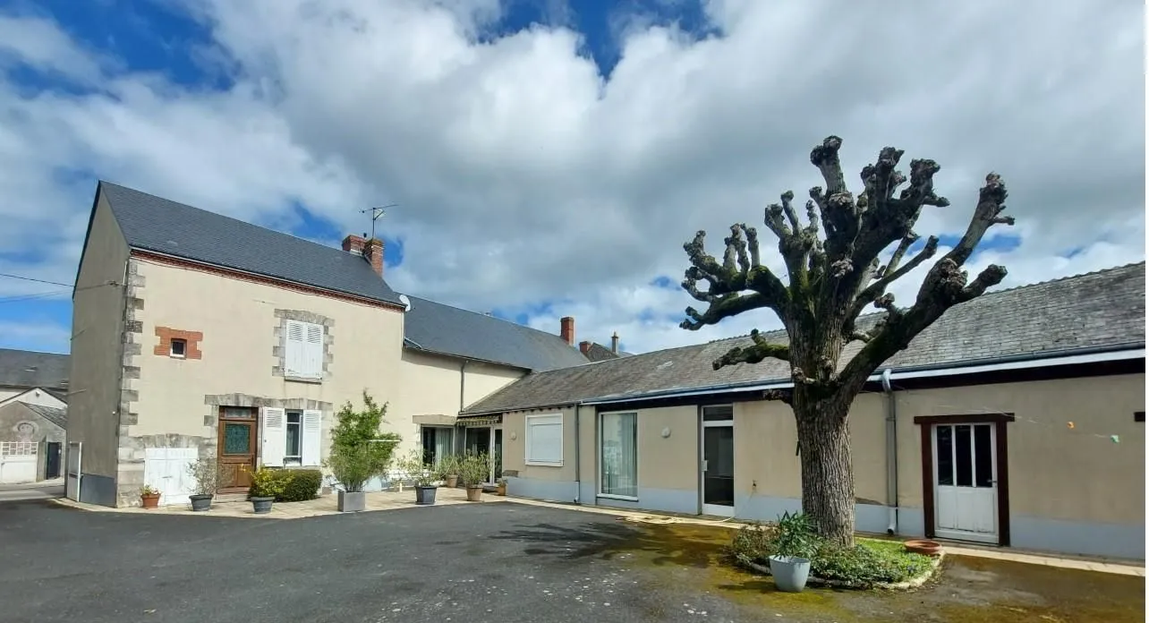 Maison de campagne à vendre à Greneville-en-Beauce avec dépendances et court de tennis 