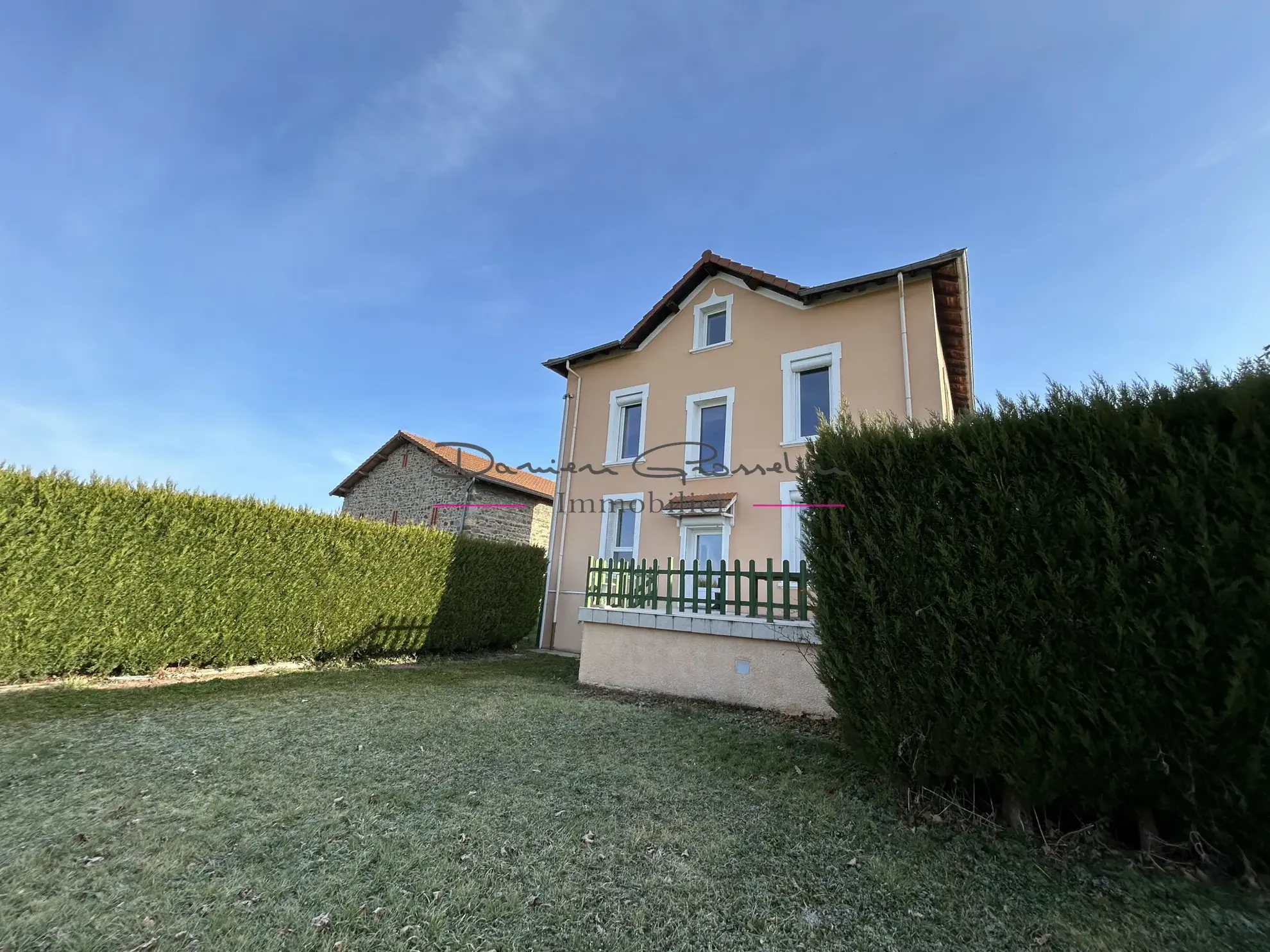 Maison d'habitation avec sous-sol complet et jardin à Balbigny 