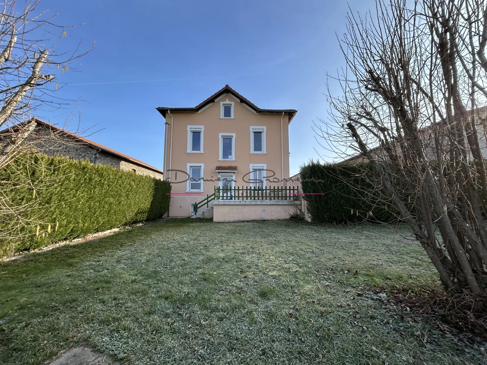 Maison d'habitation avec sous-sol complet et jardin à Balbigny 