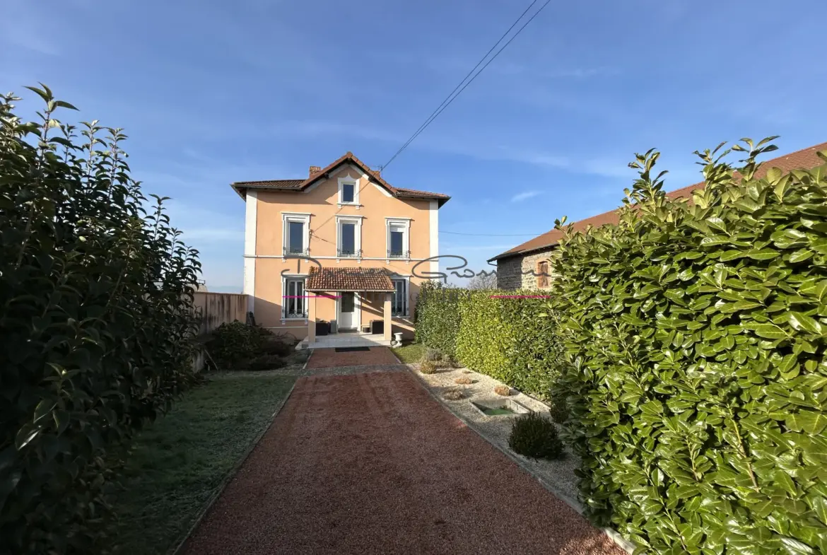 Maison d'habitation avec sous-sol complet et jardin à Balbigny 