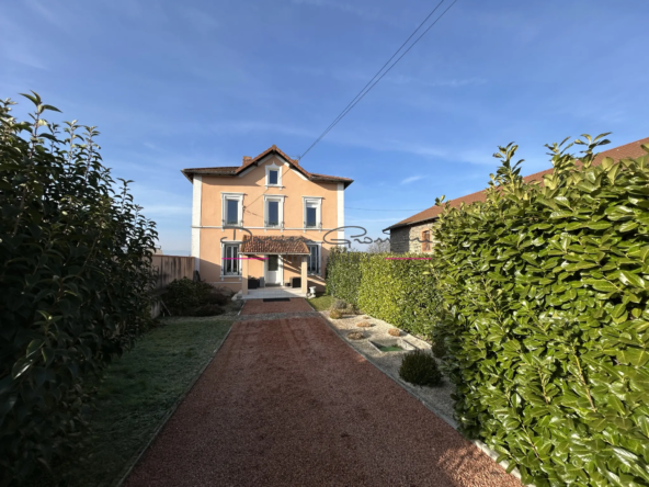 Maison d'habitation avec sous-sol complet et jardin à Balbigny