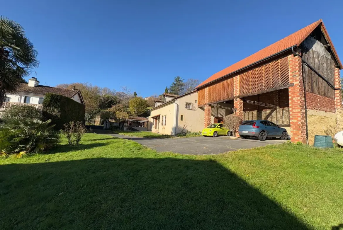 Maison ancienne rénovée avec trois chambres à St Lezer 