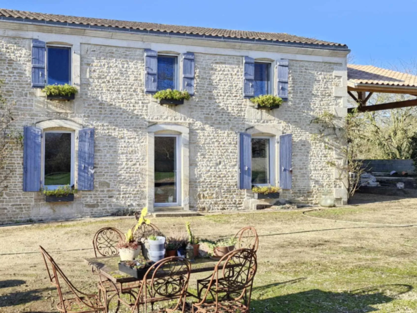 Ferme Rénovée à Faye sur Ardin - 16 km de Niort