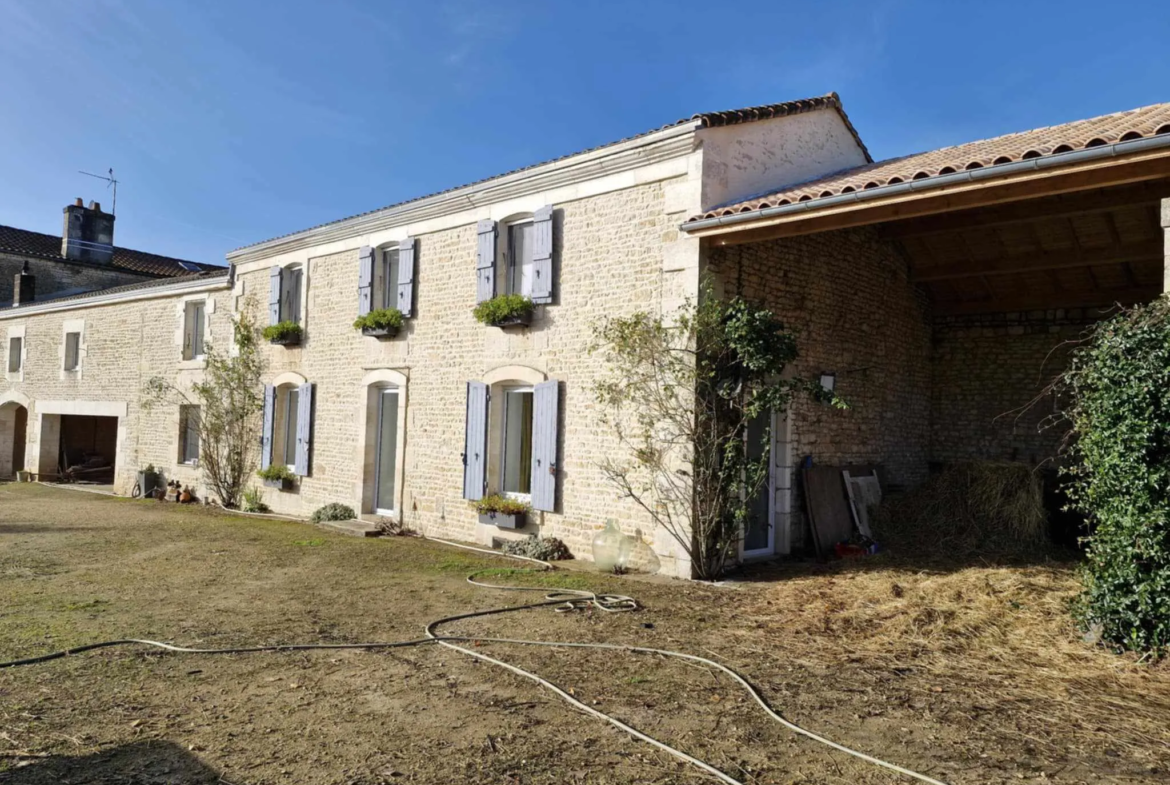 Ferme Rénovée à Faye sur Ardin - 16 km de Niort 