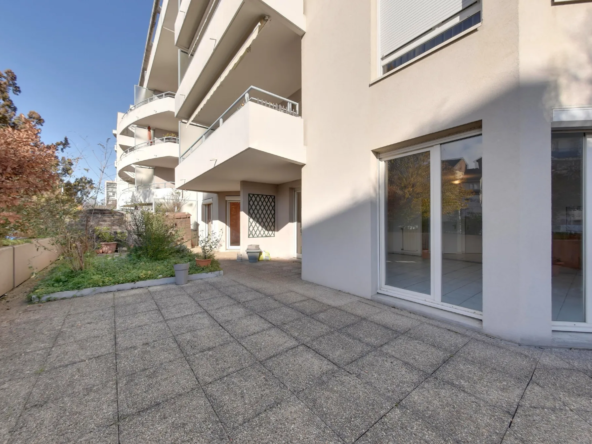 À vendre : Appartement T5 lumineux à Échirolles avec terrasse et garage