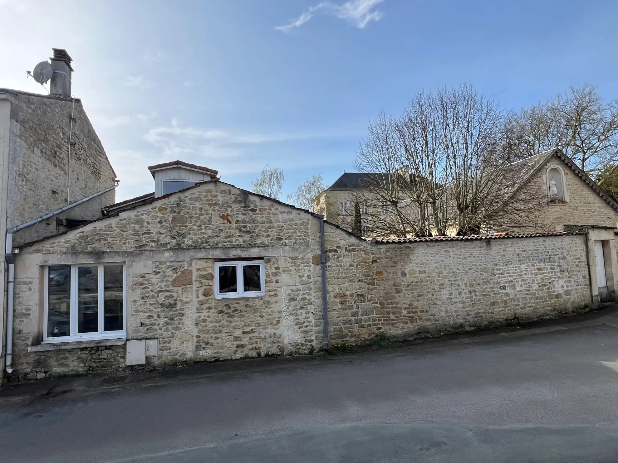 Maison en pierres avec dépendance à Sainte-Hermine 