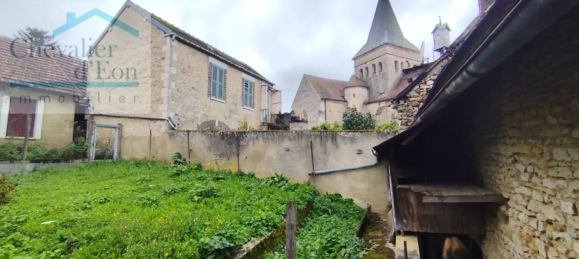 Ensemble immobilier à vendre à Coussegrey avec deux maisons et dépendances 