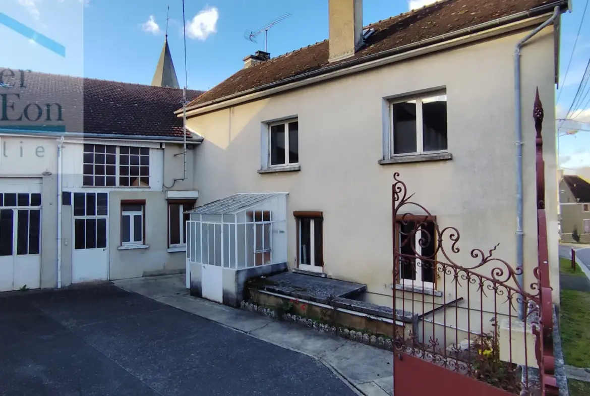 Ensemble immobilier à vendre à Coussegrey avec deux maisons et dépendances 