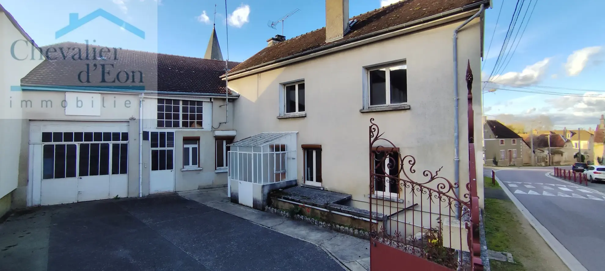 Ensemble immobilier à vendre à Coussegrey avec deux maisons et dépendances 