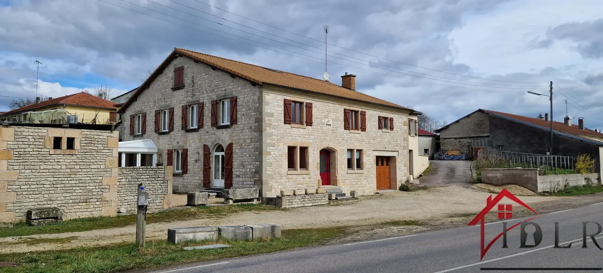 Maison en Pierre de 258 m² avec Atelier XXL et 2 Hectares 