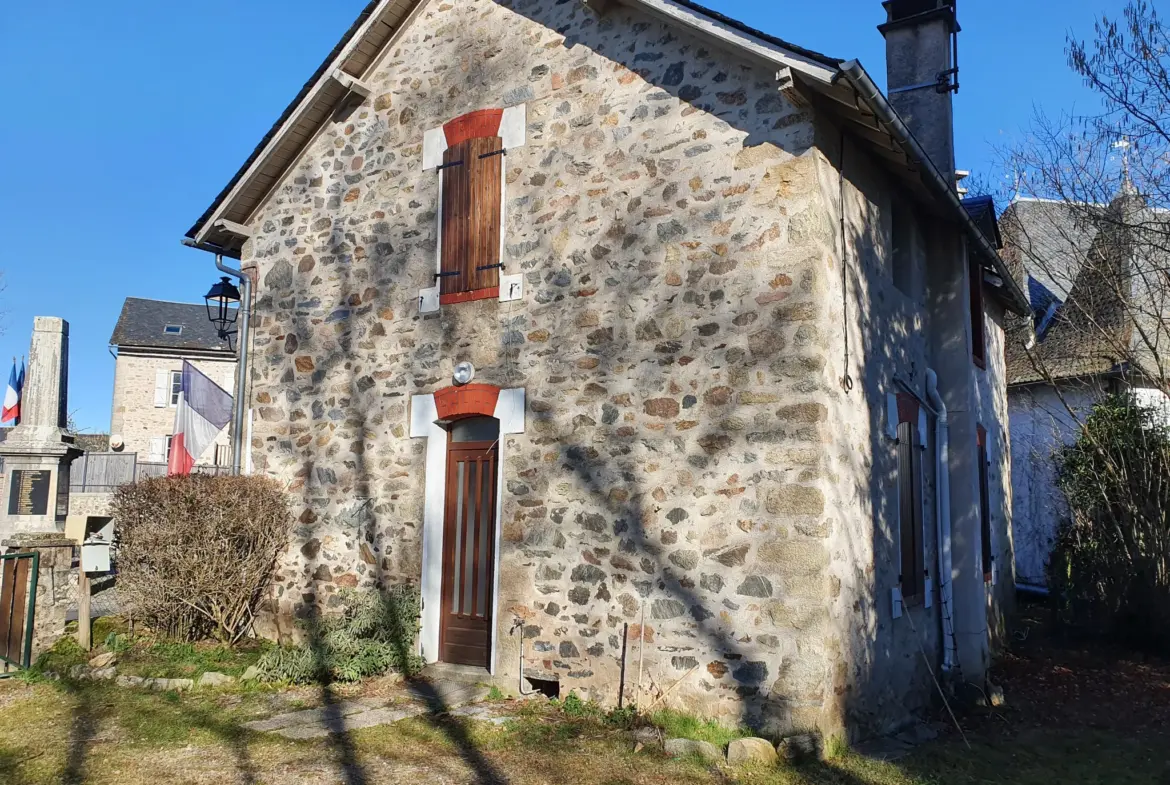 Atypique maison avec jardin à Albussac, ancien bureau de poste 