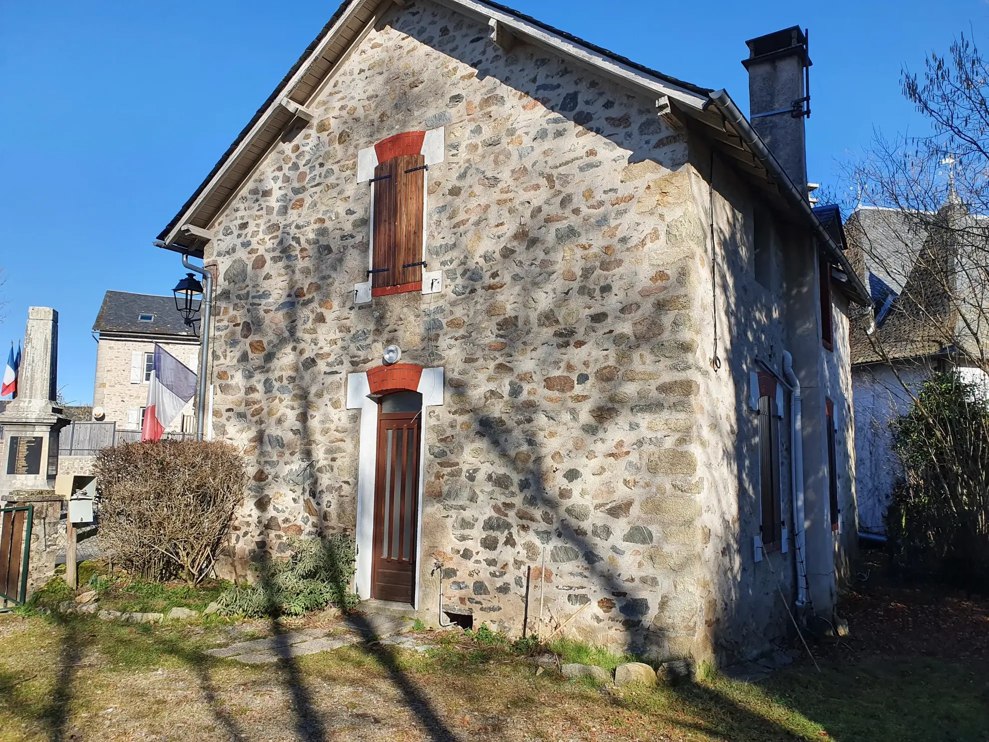 Atypique maison avec jardin à Albussac, ancien bureau de poste 